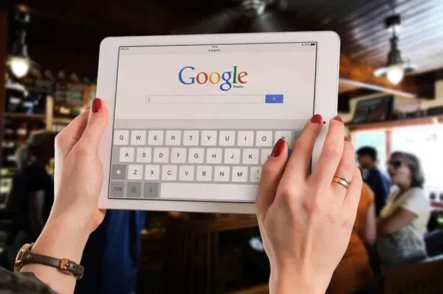 „Darmowe” usługi Google i Facebooka