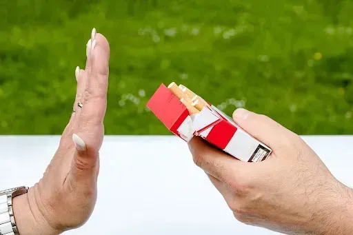 Dlaczego lepiej rzucić palenie przed zabiegiem implantacji zębów?